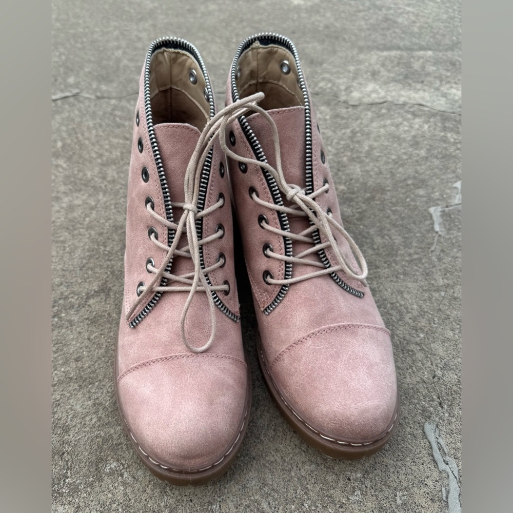 NWOB Qupid Pink Lace Up Women's Boots size 7